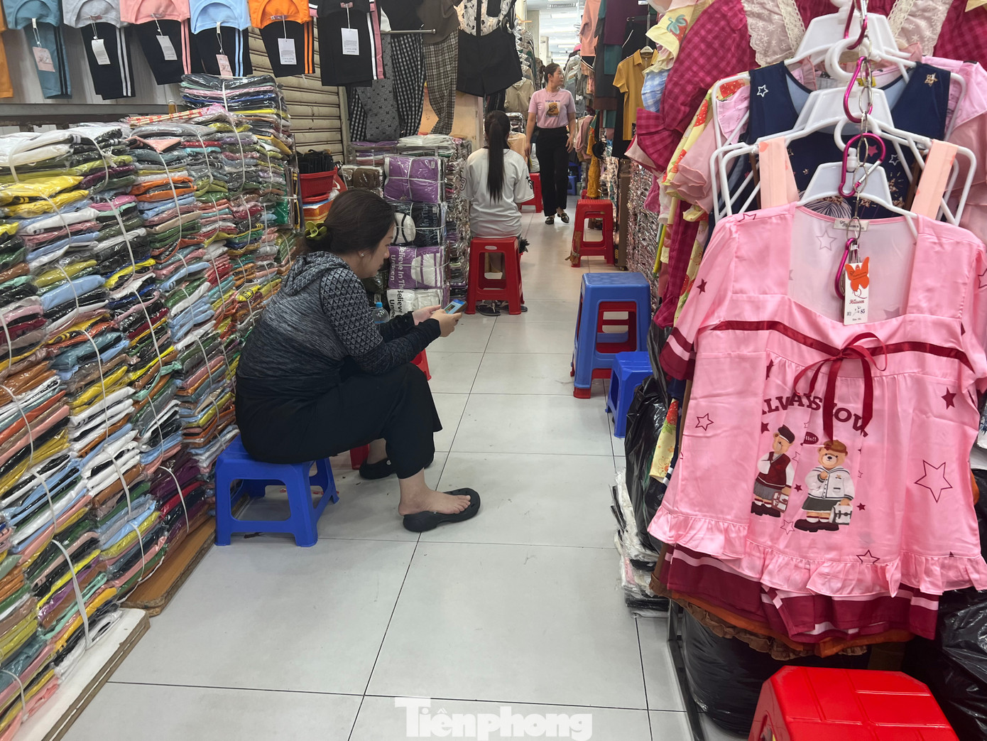 Trước đây, ban quản lý tại nhiều chợ ở TPHCM mở lớp tập huấn, hướng dẫn tiểu thương bán hàng bằng cách livestream, đưa sản phẩm lên sàn thương mại điện tử... Thế nhưng đến thời điểm này, số thương nhân tận dụng chuyển đổi số để kinh doanh không nhiều. Đa số phản hồi không có hiệu quả bởi giá cả cạnh tranh, tốn chi phí chạy quảng cáo, không có nhân sự thực hiện...