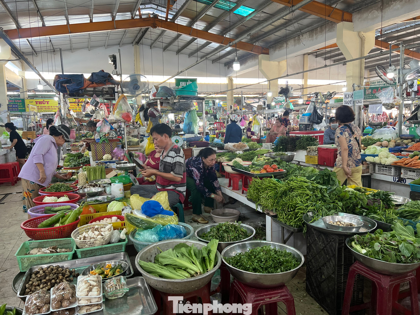 Ngay cả thực phẩm thiết yếu như rau củ, thịt cá cũng giảm lượng khách, giảm số lượng hàng bán ra. &quot;Người dân thắt chặt chi tiêu, trong khi giá cả leo thang nên chợ vắng khách nhiều lắm. Chúng tôi cũng không dám nhập hàng nhiều, bán không hết là lỗ vốn nên chỉ nhập đủ bán trong ngày&quot; - chị Hồng, tiểu thương ngành hàng rau củ quả bộc bạch.