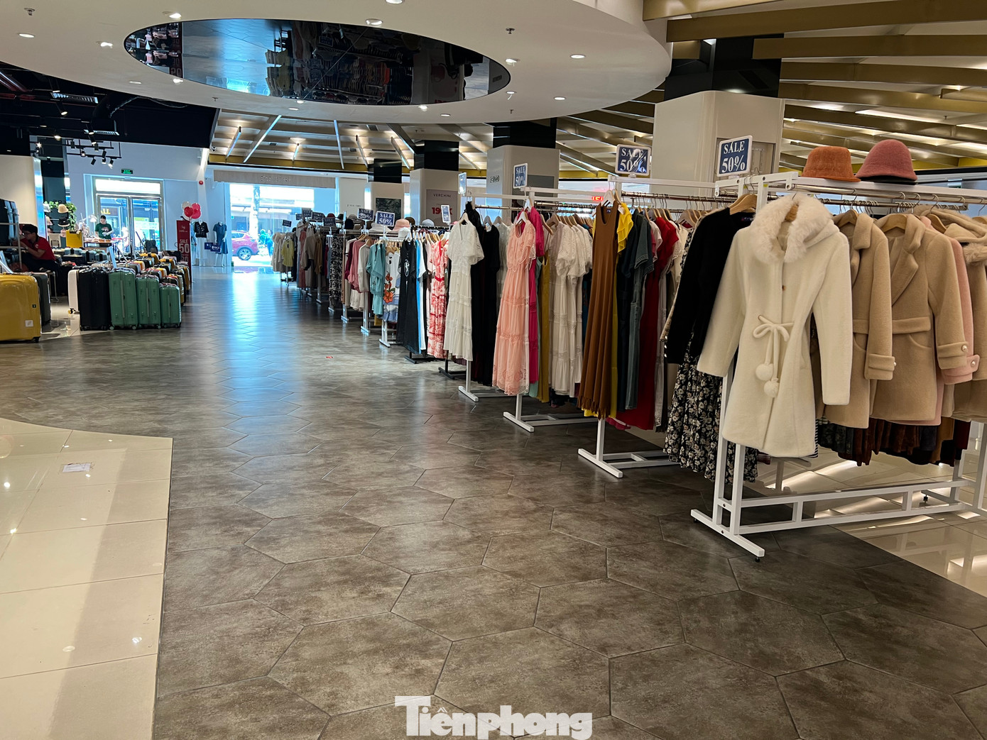 Các cửa hàng ở trung tâm thương mại như Diamond, Vivo City... cũng không khá hơn. Dù không phải dịp lễ Tết nhưng nhiều cửa hàng vẫn trưng bảng giảm giá ngay lối đi để kéo khách. Một thương hiệu thời trang khá nổi tiếng ở quận 1 giảm giá 50% hầu hết các mặt hàng nhưng gần như vắng bóng khách xem hàng.