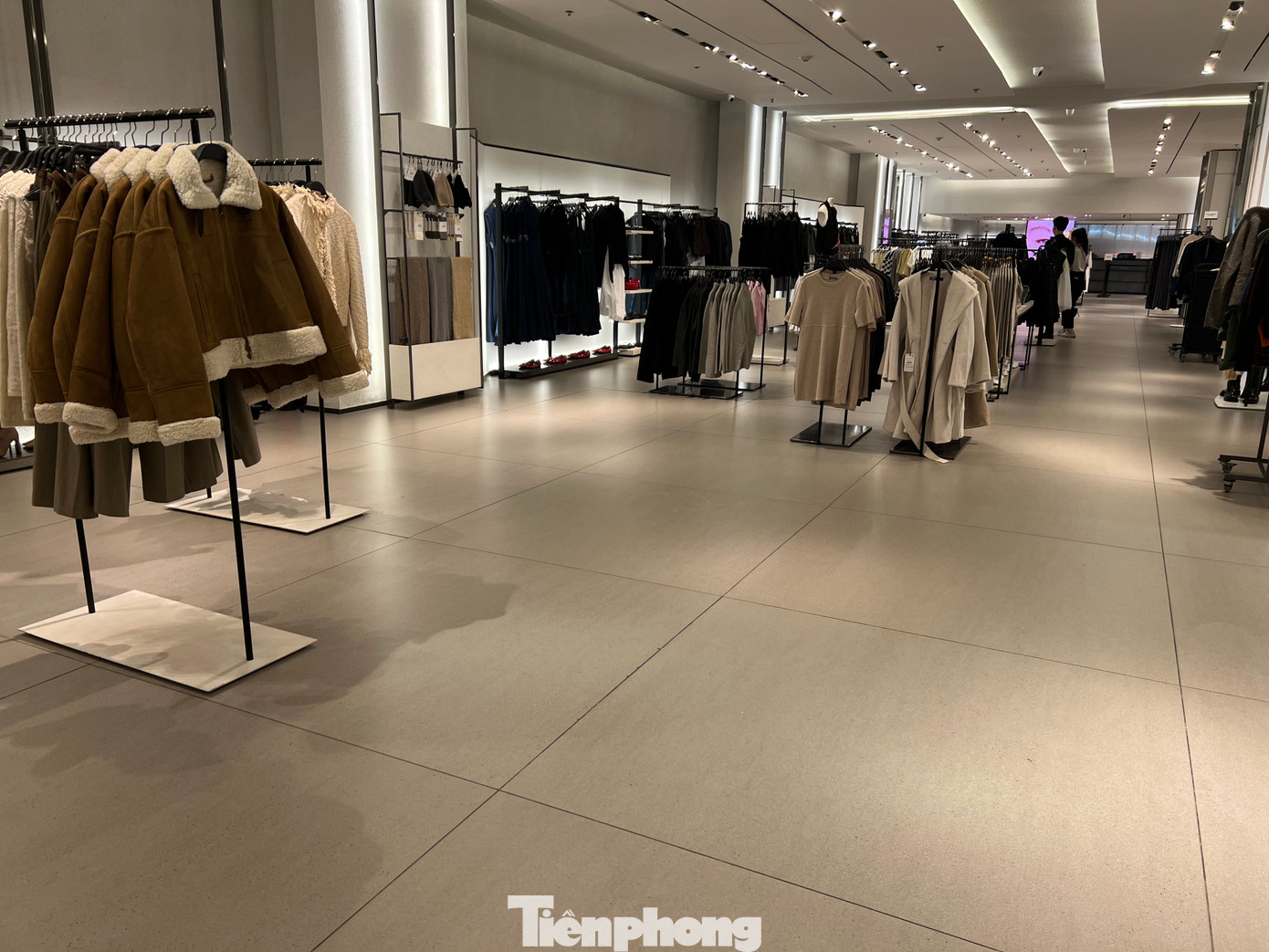 Hàng hóa đẹp, chất lượng... nhưng khá cao, từ 1 triệu đồng/sản phẩm càng khiến người tiêu dùng chùn tay.