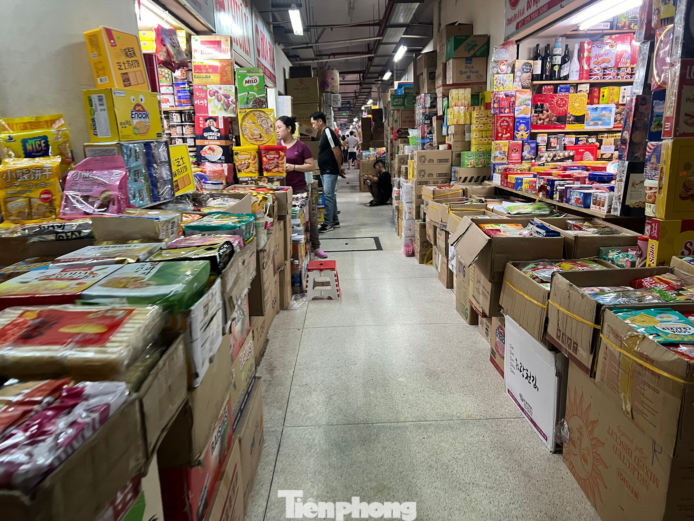 Khu vực bánh kẹo trên lầu của chợ Bình Tây (quận 6, TPHCM), hàng hóa ngập lối đi nhưng chỉ có người bán, vắng hẳn người mua. Theo Ban quản lý chợ Bình Tây, chợ có khoảng 2.000 quầy sạp, số lượng sạp tạm ngưng kinh doanh khoảng 500.