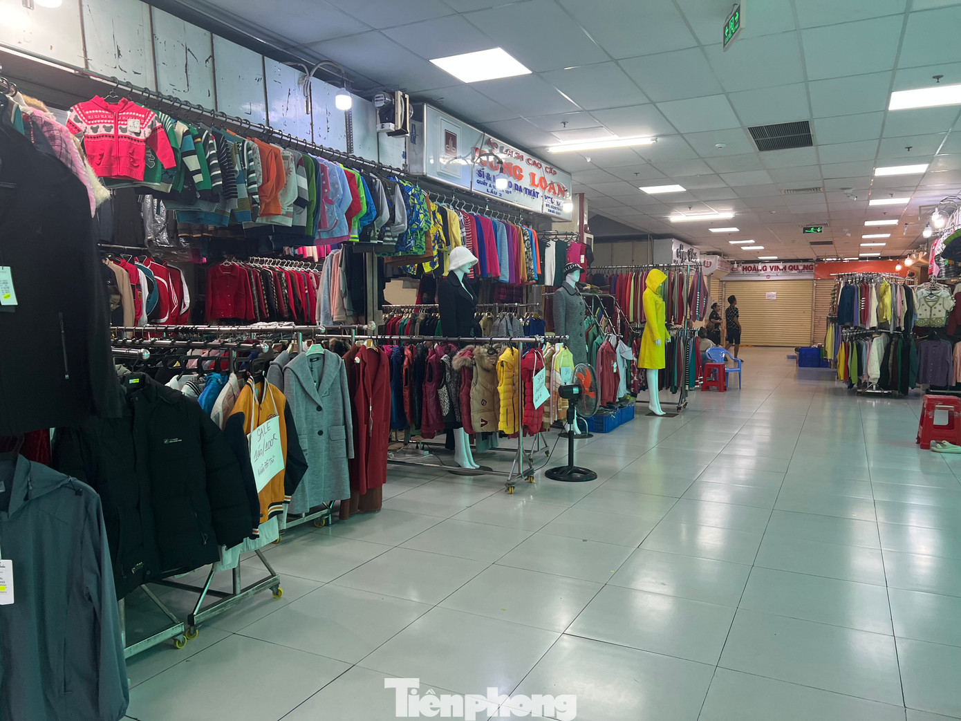 Tại TPHCM hiện có 233 chợ, trong đó có 3 chợ đầu mối và 230 chợ truyền thống với tổng 221/230 chợ đang hoạt động. Theo thống kê, hiện nay lượng khách đến chợ truyền thống giảm 20 - 30% so với thời điểm trước dịch và giảm 30 - 50% so với thời điểm năm 2019. Trong đó, khách mua sắm đối với ngành thực phẩm giảm 10 - 30%; ngành hàng vật liệu, phụ kiện máy móc... giảm 20 - 40%; ngành hàng tạp hóa, quần áo, giày dép... giảm 50 - 70% so với thời điểm trước dịch bệnh COVID-19.