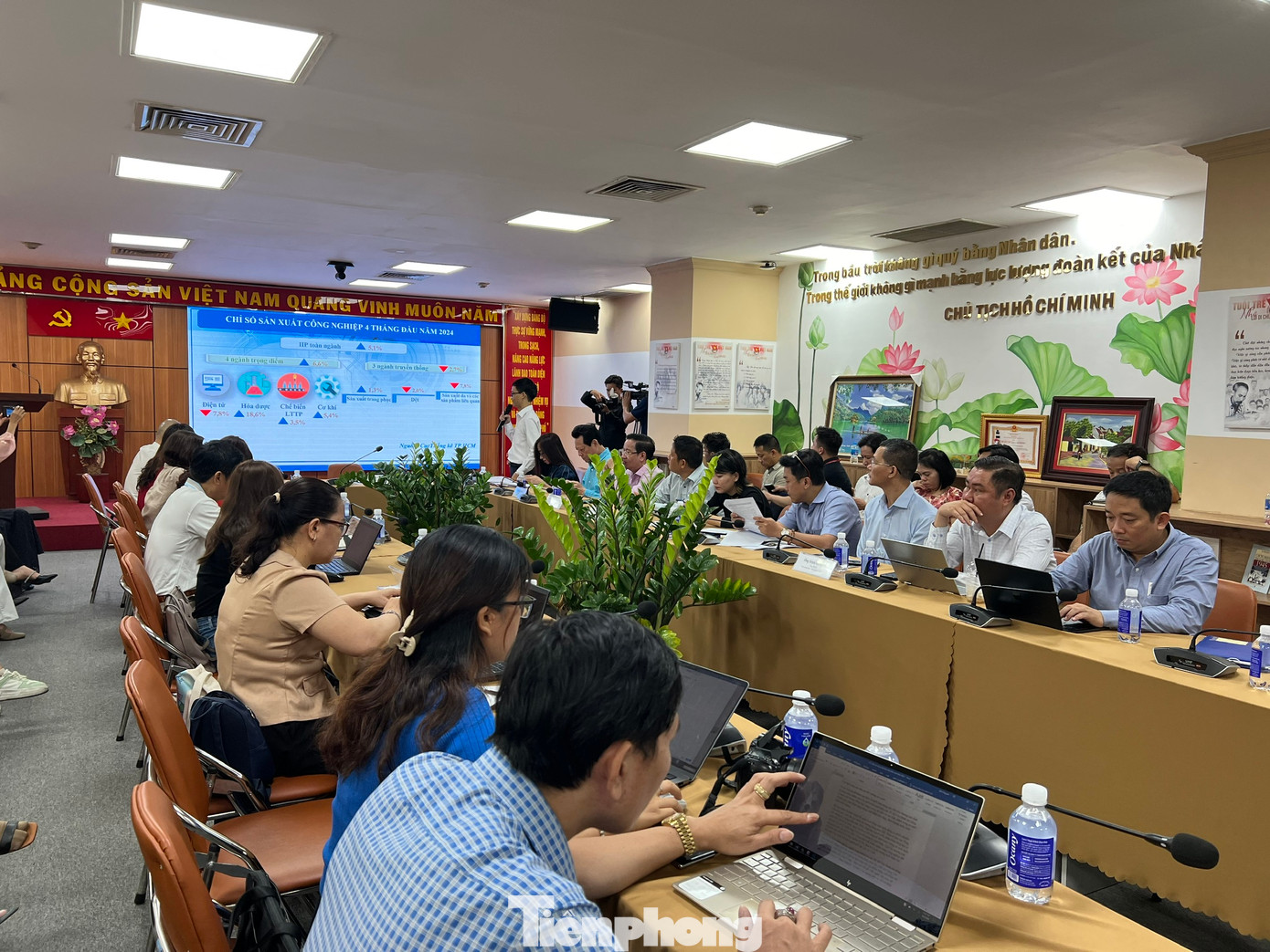 Bán lẻ hàng hóa và dịch vụ tiêu dùng của TPHCM khởi sắc trong 4 tháng đầu năm.