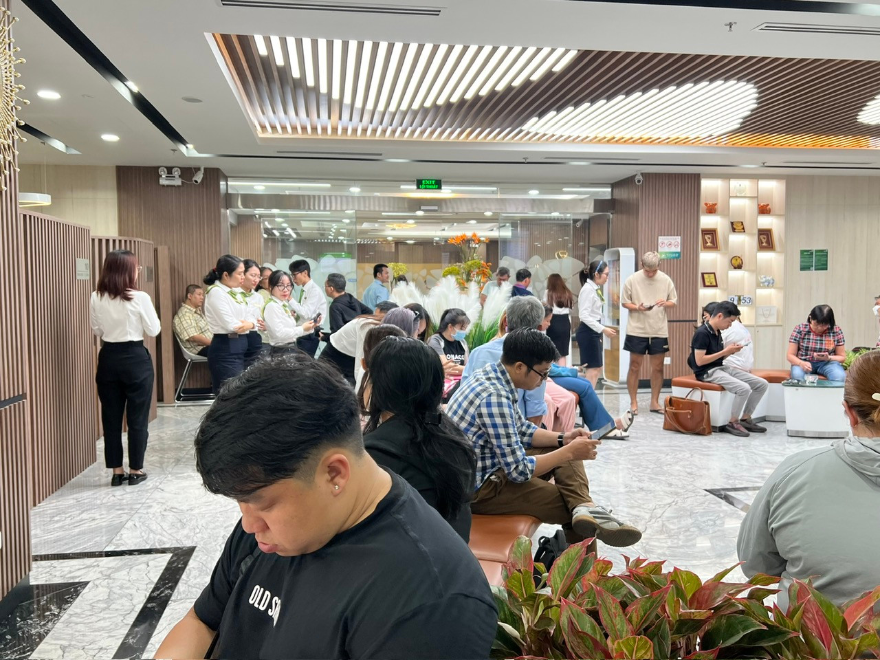 Ngày 2/7, tại nhiều ngân hàng ở TPHCM, khách đến thực hiện xác thực sinh trắc học rất đông. Đây là quy định bắt nếu muốn chuyển tiền từ 10 triệu đồng/lần trở lên nên nếu không xác thực khuôn mặt thì không thể chuyển tiền. "Tôi làm nhiều lần tại nhà nhưng app liên tục báo lỗi nên phải ra ngân hàng nhờ hỗ trợ. Đến nơi mới thấy đông người và chờ đợi rất lâu" - anh Thành (ngụ quận Tân Bình) cho biết. Ngày 2/7, tại nhiều ngân hàng ở TPHCM, khách đến thực hiện xác thực sinh trắc học rất đông. Đây là quy định bắt nếu muốn chuyển tiền từ 10 triệu đồng/lần trở lên nên nếu không xác thực khuôn mặt thì không thể chuyển tiền. "Tôi làm nhiều lần tại nhà nhưng app liên tục báo lỗi nên phải ra ngân hàng nhờ hỗ trợ. Đến nơi mới thấy đông người và chờ đợi rất lâu" - anh Thành (ngụ quận Tân Bình) cho biết.