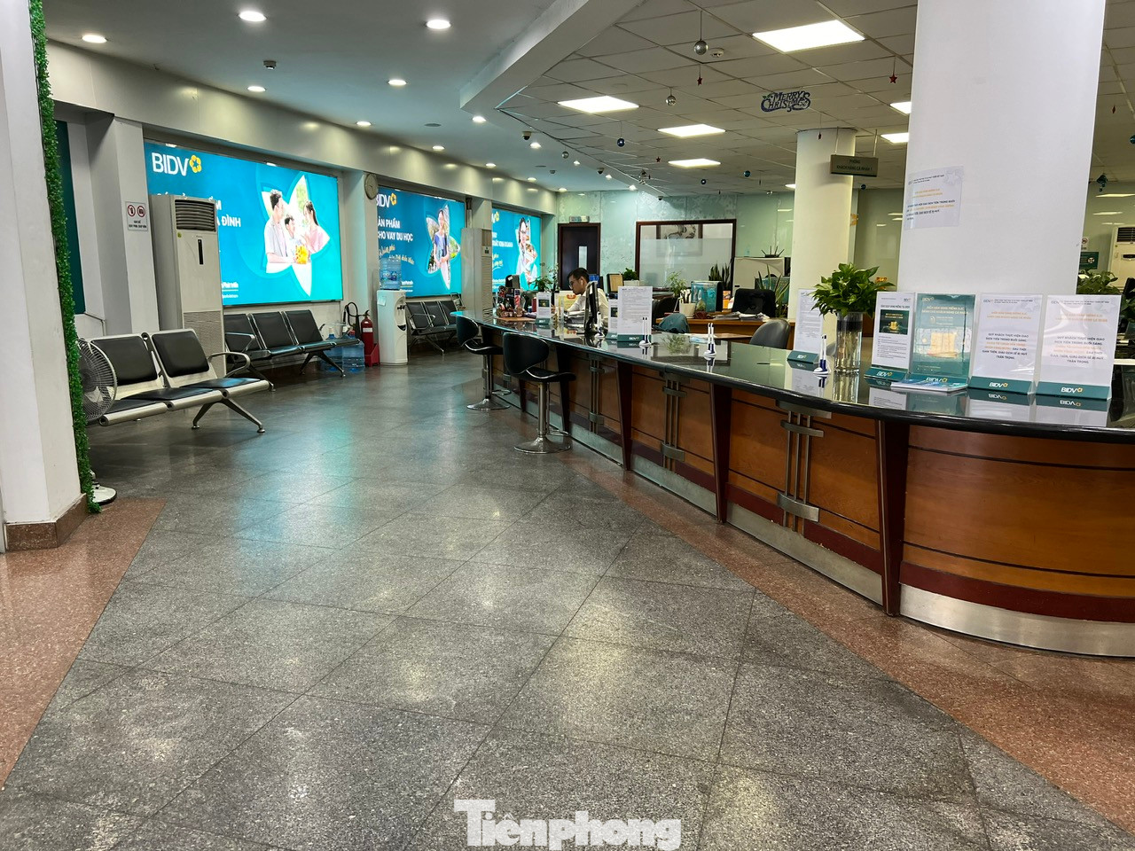 Từ khi chuyển sang bán vàng online, ngân hàng BIDV đường Nguyễn Công Trứ (quận 1) không còn dòng người xếp hàng chờ lấy số mua vàng.