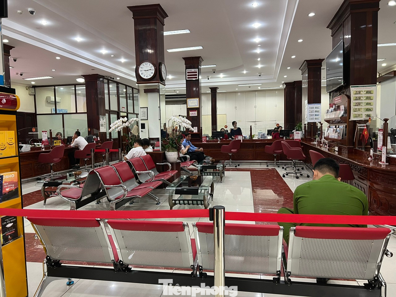 Ngân hàng Agribank trên đường Võ Văn Kiệt (quận 1) có một số ít người cho giao dịch tiền gửi