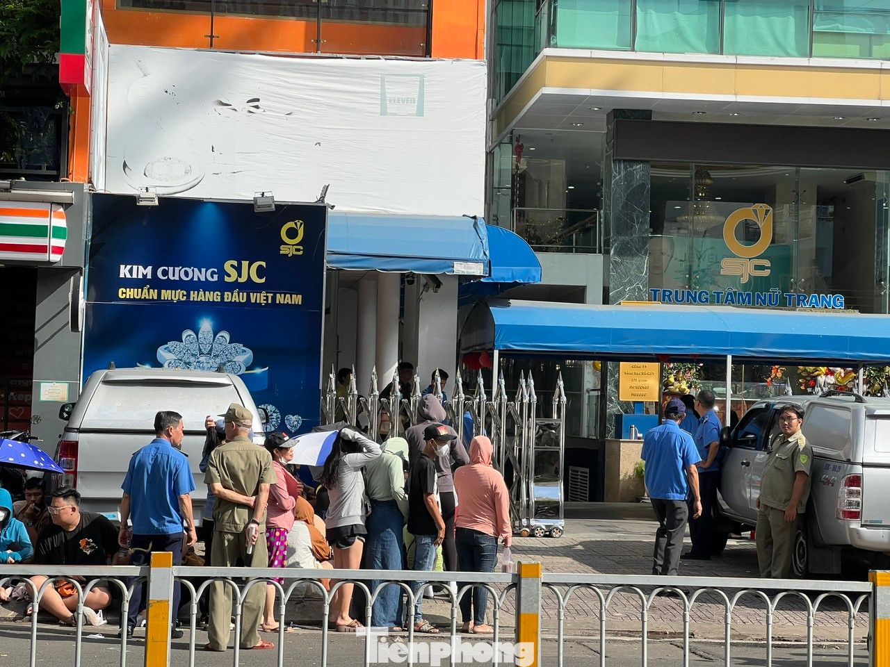 Công ty SJC cũng giảm bớt lượng người xếp hàng mua vàng nhờ áp dụng nhiều giải pháp quản lý.