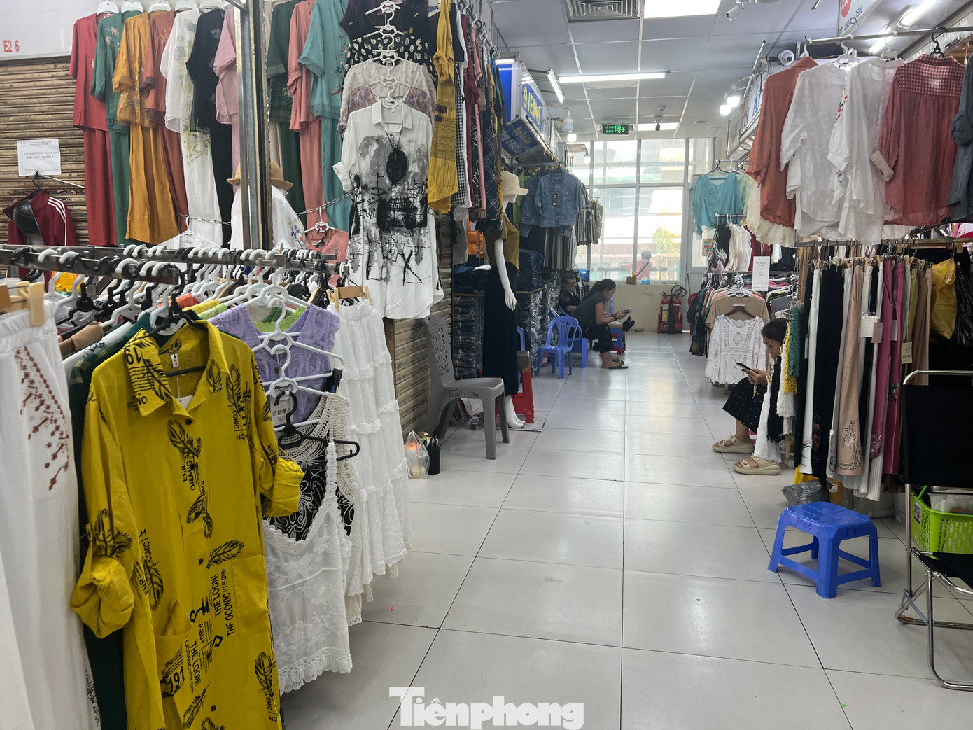 Tuy hàng hóa phong phú nhưng khách đến chợ mua sắm khá thưa thớt. Nhiều quầy sạp, tiểu thương buồn tênh ngồi buôn chuyện hoặc lướt điện thoại cho hết ngày. &quot;Nhiều hôm không bán được một sản phẩm nào. Chợ ngày càng vắng&quot; - một tiểu thương thở dài, nói.