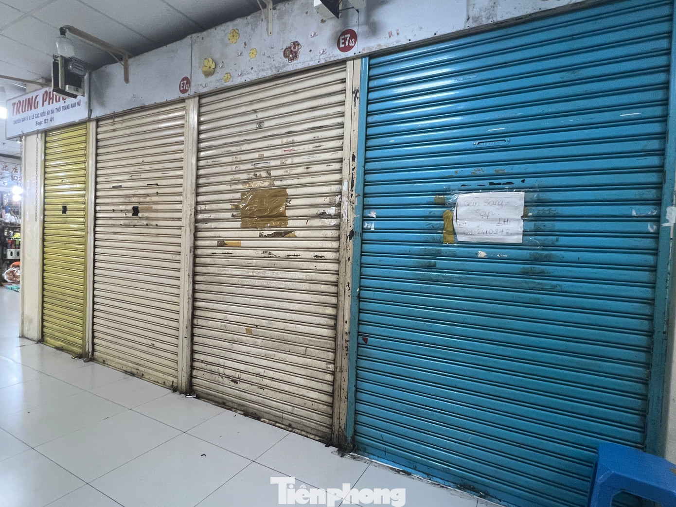 Nhiều quầy hàng đóng cửa nghỉ bán hoặc treo bảng cho thuê, sang sạp kèm số điện thoại để khách tiện liên hệ. Theo các tiểu thương, hàng hóa ở chợ đang chịu nhiều áp lực từ siêu thị, cửa hàng, người kinh doanh online. Giờ thêm “cú bồi” hàng hóa giá rẻ từ nước ngoài đưa trực tiếp đến tay người tiêu dùng thông qua sàn thương mại điện tử nên bán buôn càng khó khăn hơn.