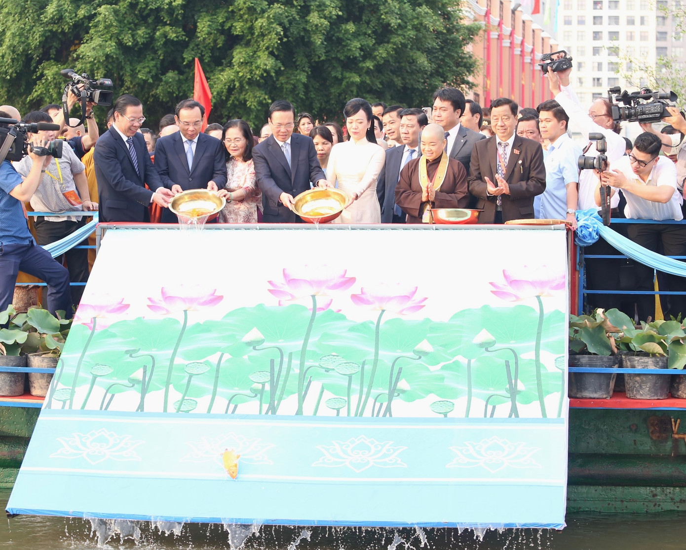 Chủ tịch nước Võ Văn Thưởng và Phu nhân thả cá chép tại Bến Nhà Rồng. Chủ tịch nước Võ Văn Thưởng và Phu nhân thả cá chép tại Bến Nhà Rồng.