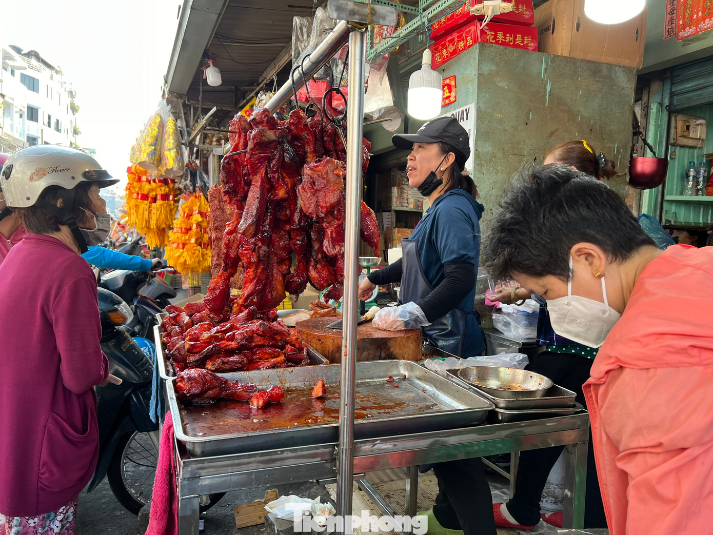 Quầy hàng heo quay, vịt quay cũng luôn đông khách.