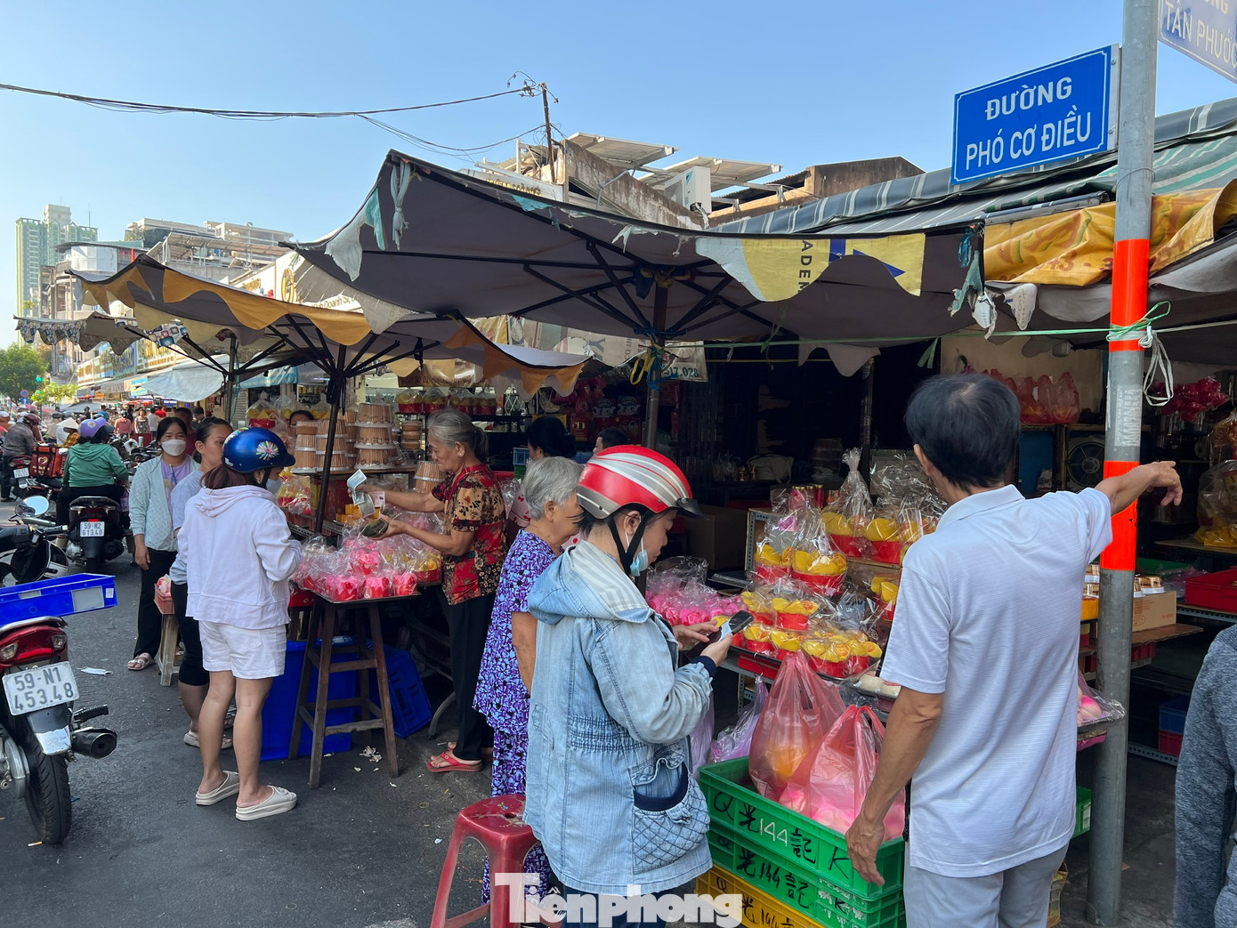 Đa số các loại bánh đều làm thủ công, không dùng phẩm màu nên an toàn với sức khỏe người sử dụng. Bà Muội, bán bánh truyền thống trên đường Phó Cơ Điều (quận 11) cho biết, khách tăng hơn 50% so với bình thường. "Hai hôm nay, tôi bán hàng từ sớm đến tối muộn, tiêu thụ gần 1.000 cái bánh và đang tiếp tục nhập thêm hàng vì trong ngày chính Vía Thần Tài, khách sẽ còn đến đông hơn" - bà Muội nói.