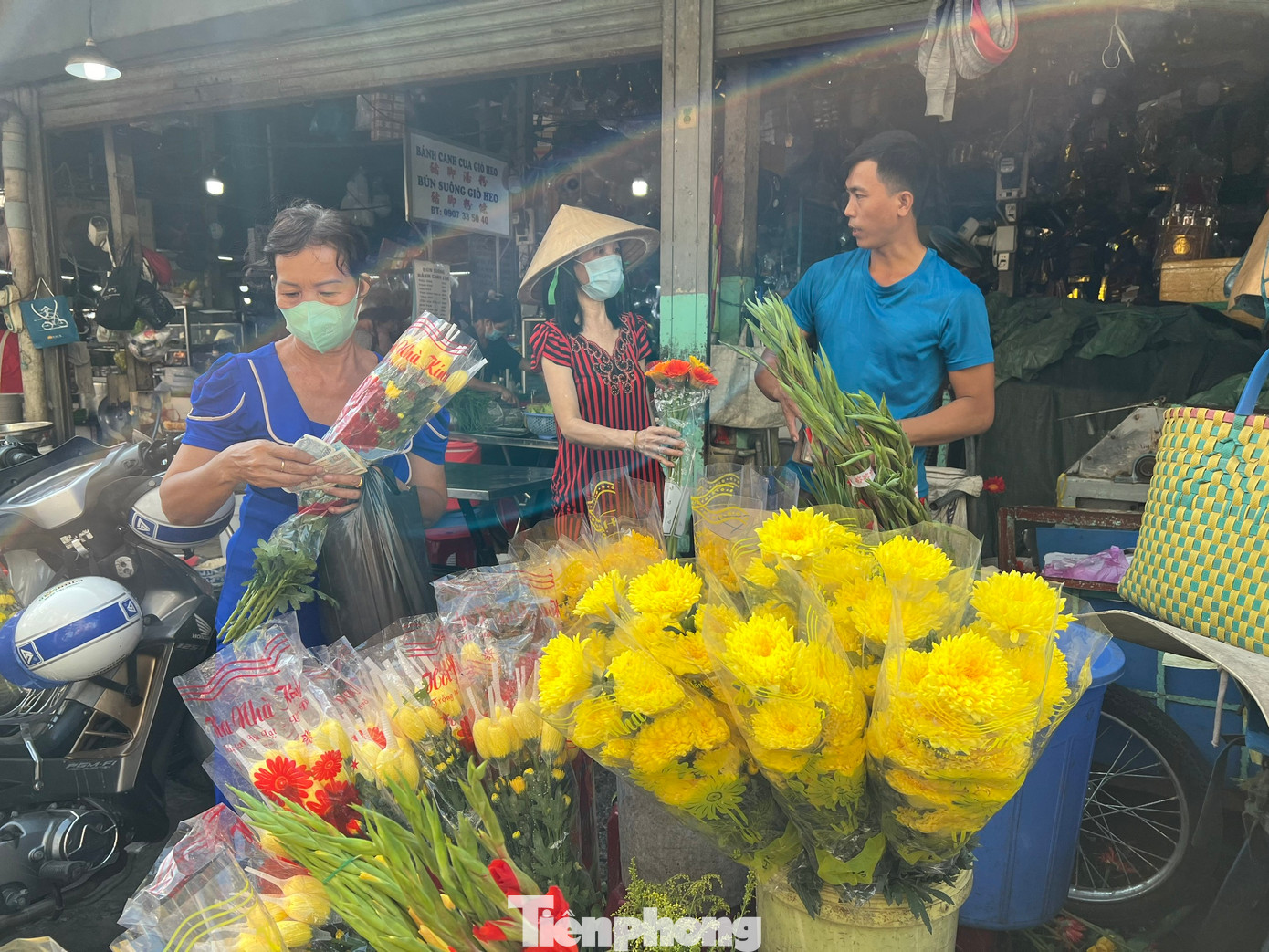 Bông cúng cháy hàng vì giá không tăng. Giá các loại hoa cúc từ 20.000 - 25.000 đồng/bó, hoa đồng tiền 35.000 đồng/bó...