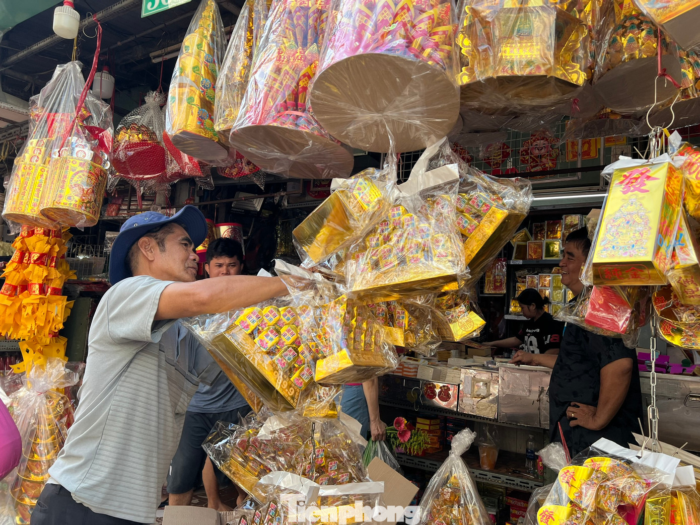 Trưa 18/2 (mùng 9 tháng Giêng), các chợ truyền thống ở TPHCM đều nhộn nhịp, tấp nập từ sáng sớm. Trong đó, những quầy hàng kinh doanh vàng mã, nhang đèn đông khách nhất.
