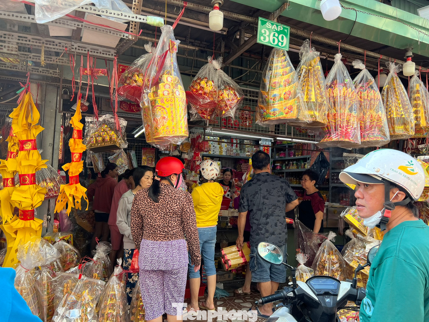 Tại sạp 369 trong chợ Thiếc (quận 11), khách xếp hàng chờ mua đồ cúng. "Hôm nay, khách đến mua tiền vàng từ rất sớm nhưng dự kiến ngày mai sẽ còn đông hơn vì đúng ngày Thần Tài. Tuy khách đến đông hơn ngày thường nhưng so với thời điểm cách đây 3 năm thì không bằng, lượng tiền vàng mã mua cũng ít hơn nhưng trong thời buổi kinh tế khó khăn như hiện nay, được như thế này là mừng rồi" - đại diện sạp 369 nói.