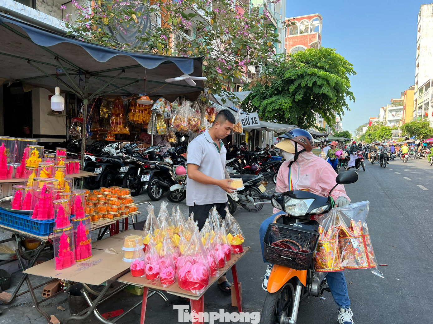 Người dân tranh thủ ngày nghỉ cuối tuần đi mua trước đồ cúng Vía Thần Tài