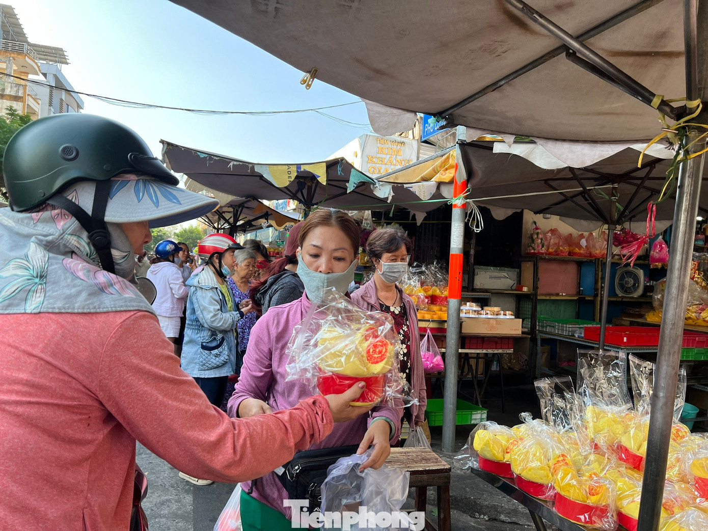 Các loại bánh bông lan cỡ đại, bánh tổ... hầu như chỉ được bày bán trong ngày Thần Tài với giá từ 60.000 - 100.000 đồng/cái tùy lớn nhỏ.