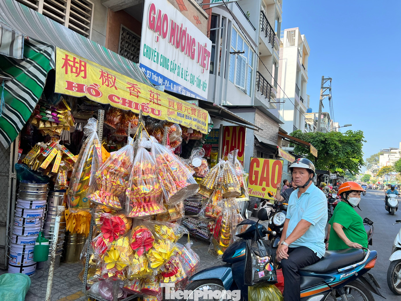 Những món vàng mã như tháp vàng, giấy tiền vàng, vàng thỏi... có giá từ 60.000 - 200.000 đồng liên tục được tiểu thương đưa đến chợ vì nhiều khách hỏi mua. "Tôi tranh thủ ngày cuối tuần sắm sửa đồ cúng trước, đến đúng ngày vía Thần Tài (19/2), chỉ cần mua thêm con cá lóc, tôm cua nữa là đủ. Do ngày mai phải đi làm nên tôi phải cúng sớm" - một khách hàng chờ mua tiền vàng mã cho biết