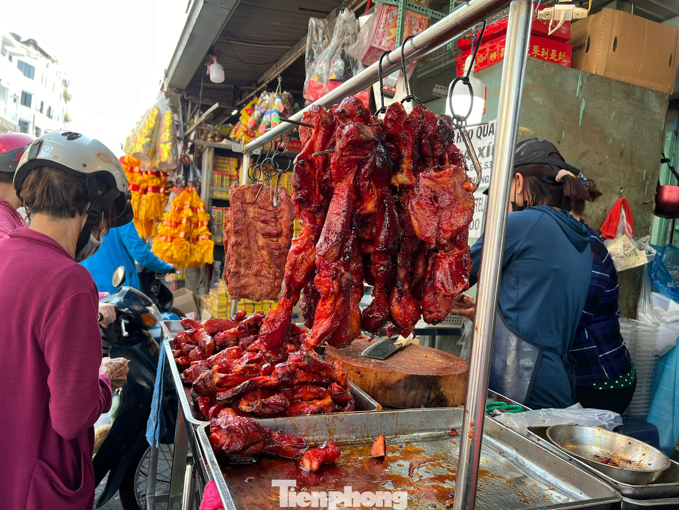 Tương truyền Thần Tài thích ăn thịt quay nên trong ngày này, trên bàn cúng Thần Tài sẽ không thể thiếu món này.