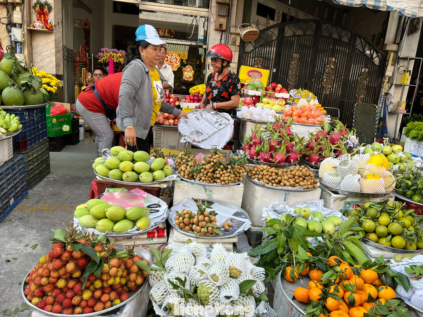 Các loại trái cây cũng đắt hàng, đắt giá, như quýt đường giá 45.000 đồng/kg, xoài cát Hòa Lộc 55.000 đồng/kg, mãng cầu, quýt Úc 45.0000 đồng/kg...