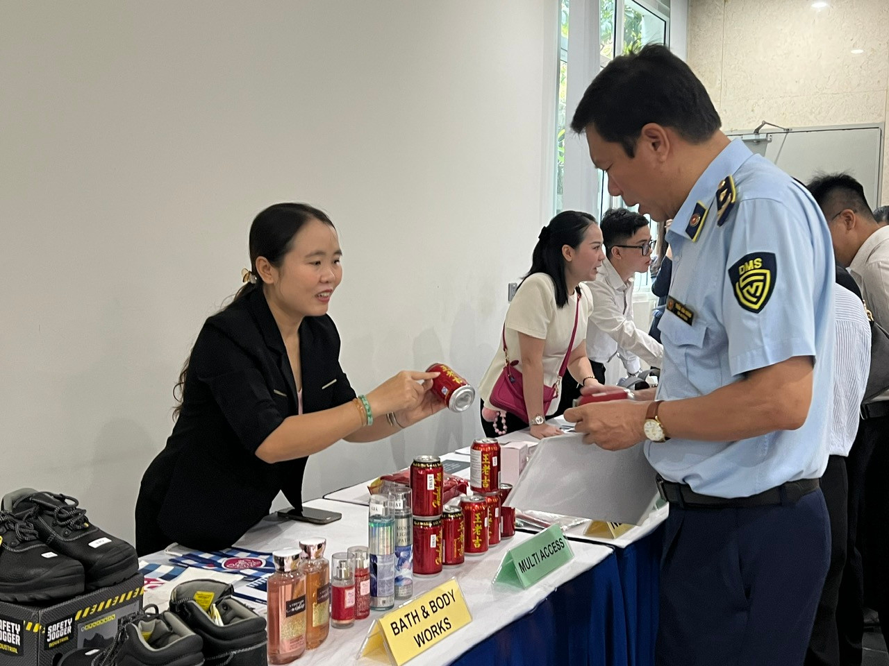 Nhiều hàng giả, hàng lậu được sản xuất tinh vi y hệt hàng thật rất khó phát hiện. Nhiều hàng giả, hàng lậu được sản xuất tinh vi y hệt hàng thật rất khó phát hiện.