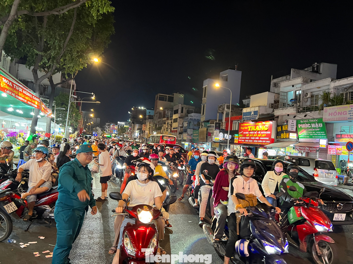 Lực lượng công an, dân phòng, bảo vệ dân phố... liên tục điều khiển giao thông nhưng xe cộ đều phải nhích từng chút khi lưu thông sang khu vực này. Lực lượng công an, dân phòng, bảo vệ dân phố... liên tục điều khiển giao thông nhưng xe cộ đều phải nhích từng chút khi lưu thông sang khu vực này.
