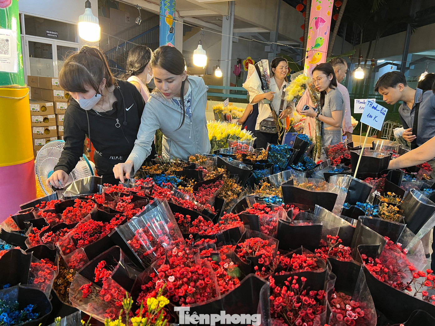 Thanh liễu đủ màu sắc đỏ, vàng, cam... được khách hàng chọn mua nhiều và đang có giá rất rẻ, chỉ từ 80.000 - 100.000 đồng/bó. Tiểu thương trưng bảng giá công khai để khách dễ chọn mua. Thanh liễu đủ màu sắc đỏ, vàng, cam... được khách hàng chọn mua nhiều và đang có giá rất rẻ, chỉ từ 80.000 - 100.000 đồng/bó. Tiểu thương trưng bảng giá công khai để khách dễ chọn mua.