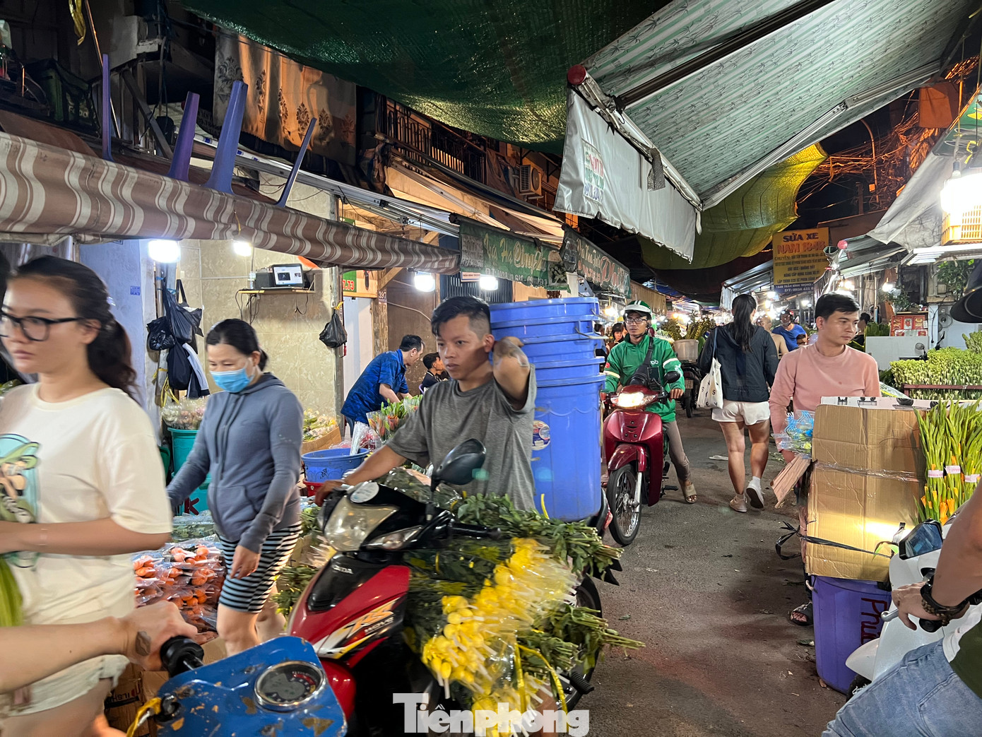 Hoa liên tục được nhân viên vận chuyển vào các sạp hàng. Không khí mua bán khẩn trương, nhộn nhịp. Hoa liên tục được nhân viên vận chuyển vào các sạp hàng. Không khí mua bán khẩn trương, nhộn nhịp.