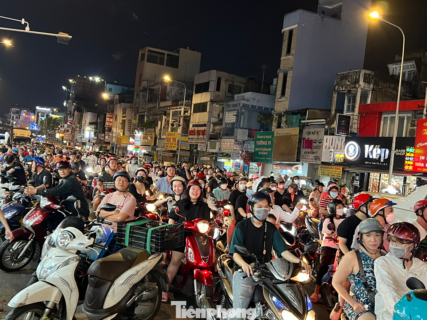 Con đường dẫn đến chợ hoa Hồ Thị Kỷ kẹt cứng. Con đường dẫn đến chợ hoa Hồ Thị Kỷ kẹt cứng.