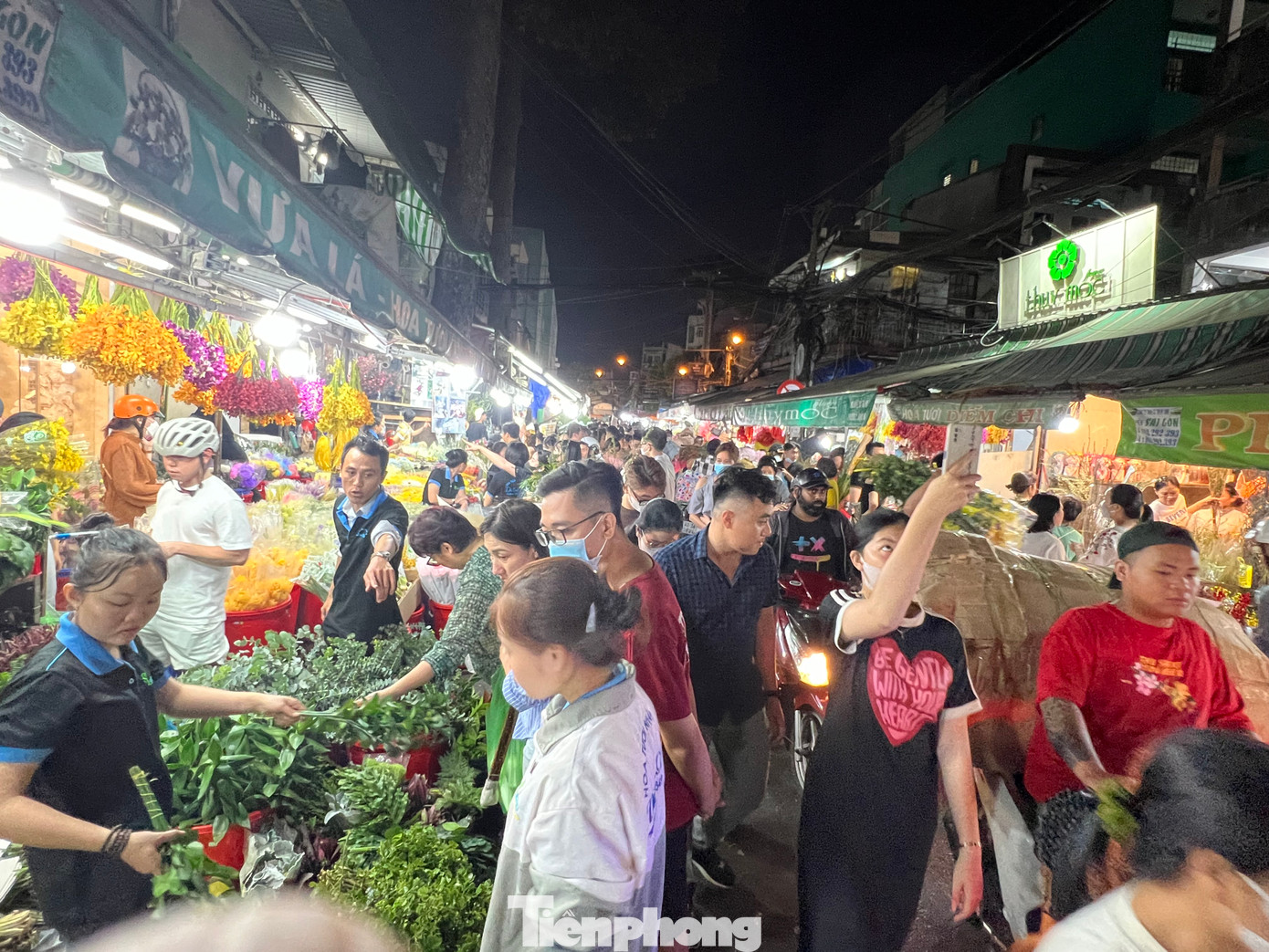 Gần 0 giờ ngày 7/2 (28 tháng Chạp), chợ hoa Hồ Thị Kỷ vẫn đông nghịt người đến mua sắm hoa về chưng Tết. "Sài Gòn ban ngày nắng nóng nên tôi tranh thủ dạo chợ đêm cho mát mẻ nhưng thật bất ngờ chợ lại đông đúc, nhộn nhịp hơn cả ban ngày. Tiểu thương thức xuyên đêm phục vụ khách" - chị Thanh Hoa (ngụ quận 10) cho biết. Gần 0 giờ ngày 7/2 (28 tháng Chạp), chợ hoa Hồ Thị Kỷ vẫn đông nghịt người đến mua sắm hoa về chưng Tết. "Sài Gòn ban ngày nắng nóng nên tôi tranh thủ dạo chợ đêm cho mát mẻ nhưng thật bất ngờ chợ lại đông đúc, nhộn nhịp hơn cả ban ngày. Tiểu thương thức xuyên đêm phục vụ khách" - chị Thanh Hoa (ngụ quận 10) cho biết.