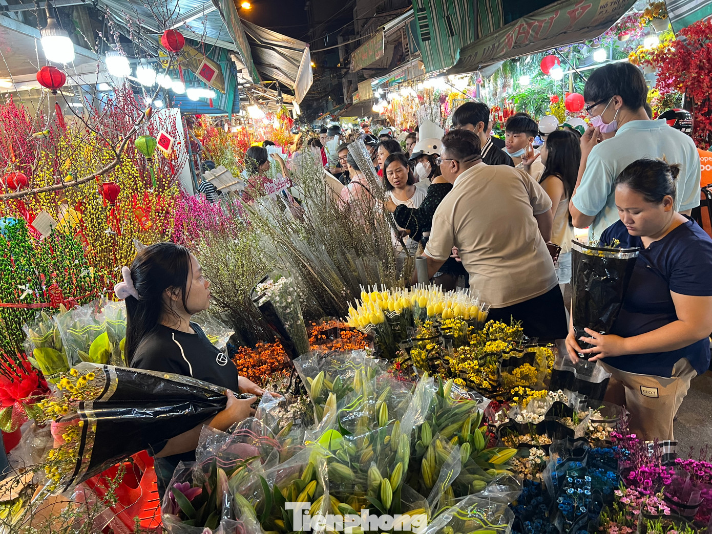 Đa số các mặt hàng đều tấp nập khách, thuận mua vừa bán vì giá hoa ở hàng nào cũng giống nhau, quan trọng là khả năng "chiều khách", tư vấn khách lựa chọn hoa của nhân viên để quyết định bán được hoa hay không. Đa số các mặt hàng đều tấp nập khách, thuận mua vừa bán vì giá hoa ở hàng nào cũng giống nhau, quan trọng là khả năng "chiều khách", tư vấn khách lựa chọn hoa của nhân viên để quyết định bán được hoa hay không.