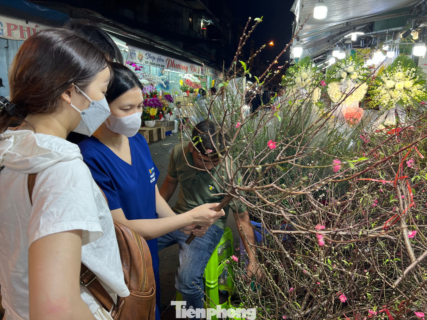 Ông Thanh, chủ shop hoa trong chợ Hồ Thị Kỷ cho biết, hiện đào cành hạ giá sớm vì các loại đào cây loại lớn đã đổ bộ tại nhiều chợ hoa xuân. Hơn nữa, do chỉ còn 3 ngày nữa để kinh doanh hoa Tết nên giờ phải giảm giá để đẩy hàng sớm. "Tới tối 30 tháng Chạp, chợ hoa sẽ nghỉ khoảng 2 ngày nên ai cũng tranh thủ bán nhanh, vì vậy giá xuống từng ngày" - ông Thanh nói. Ông Thanh, chủ shop hoa trong chợ Hồ Thị Kỷ cho biết, hiện đào cành hạ giá sớm vì các loại đào cây loại lớn đã đổ bộ tại nhiều chợ hoa xuân. Hơn nữa, do chỉ còn 3 ngày nữa để kinh doanh hoa Tết nên giờ phải giảm giá để đẩy hàng sớm. "Tới tối 30 tháng Chạp, chợ hoa sẽ nghỉ khoảng 2 ngày nên ai cũng tranh thủ bán nhanh, vì vậy giá xuống từng ngày" - ông Thanh nói.