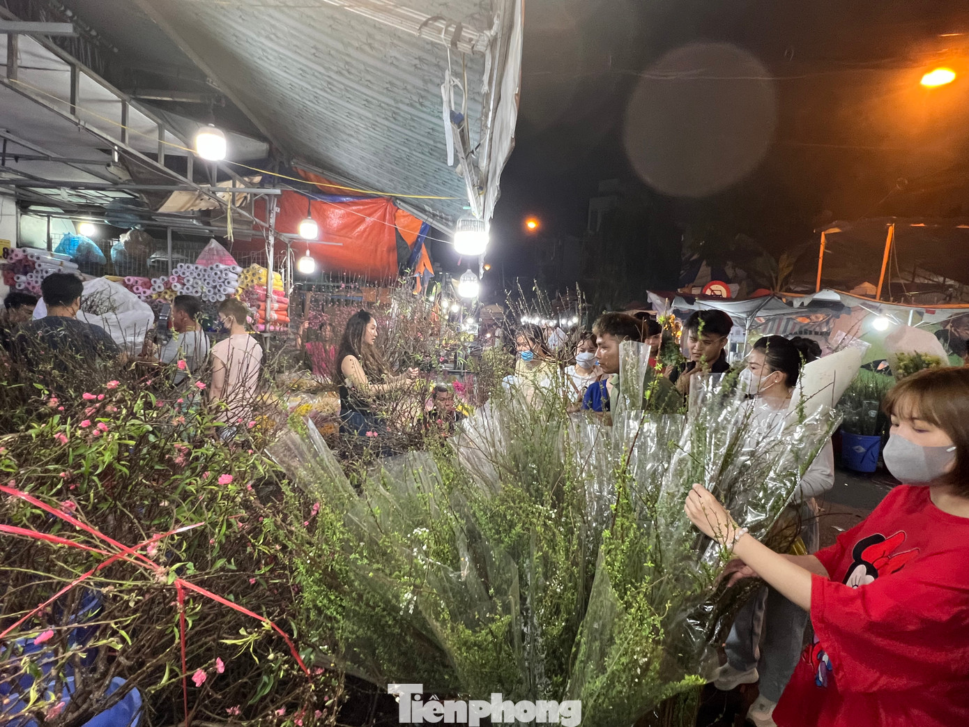 Khu chợ hoa Tết không ngủ những ngày cận Tết, hoạt động mua bán luôn nhộn nhịp vào khoảng nửa đêm về sáng. Khu chợ hoa Tết không ngủ những ngày cận Tết, hoạt động mua bán luôn nhộn nhịp vào khoảng nửa đêm về sáng.