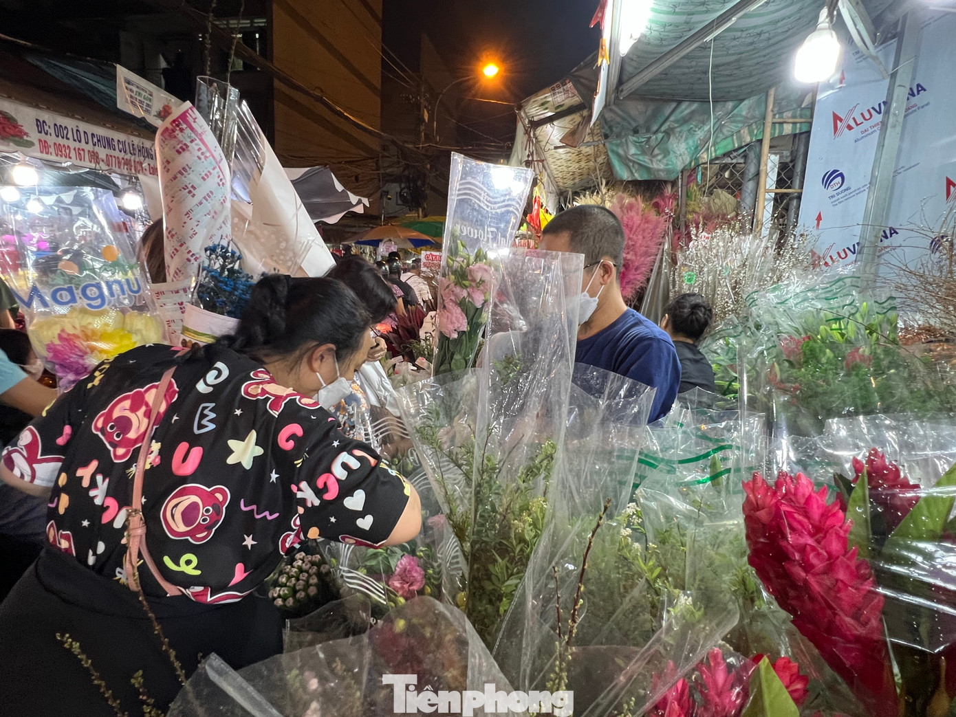 Bình thường, khách thường mua 2 - 3 bó để chưng Tết chứ ít khi mua 1 bó. Bình thường, khách thường mua 2 - 3 bó để chưng Tết chứ ít khi mua 1 bó.