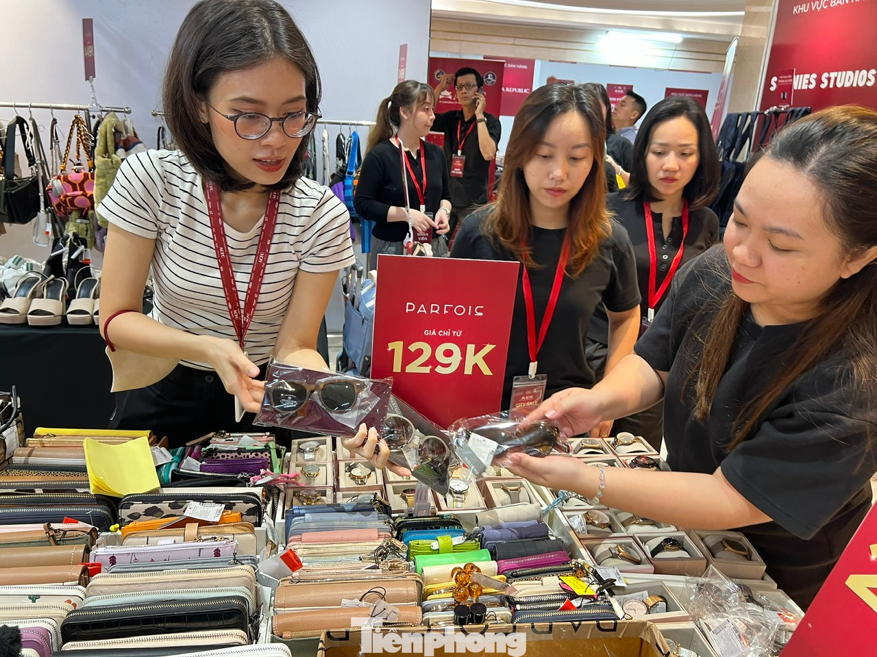 Nhiều hàng hóa có thương hiệu được giảm giá tới 80% thu hút người tiêu dùng.