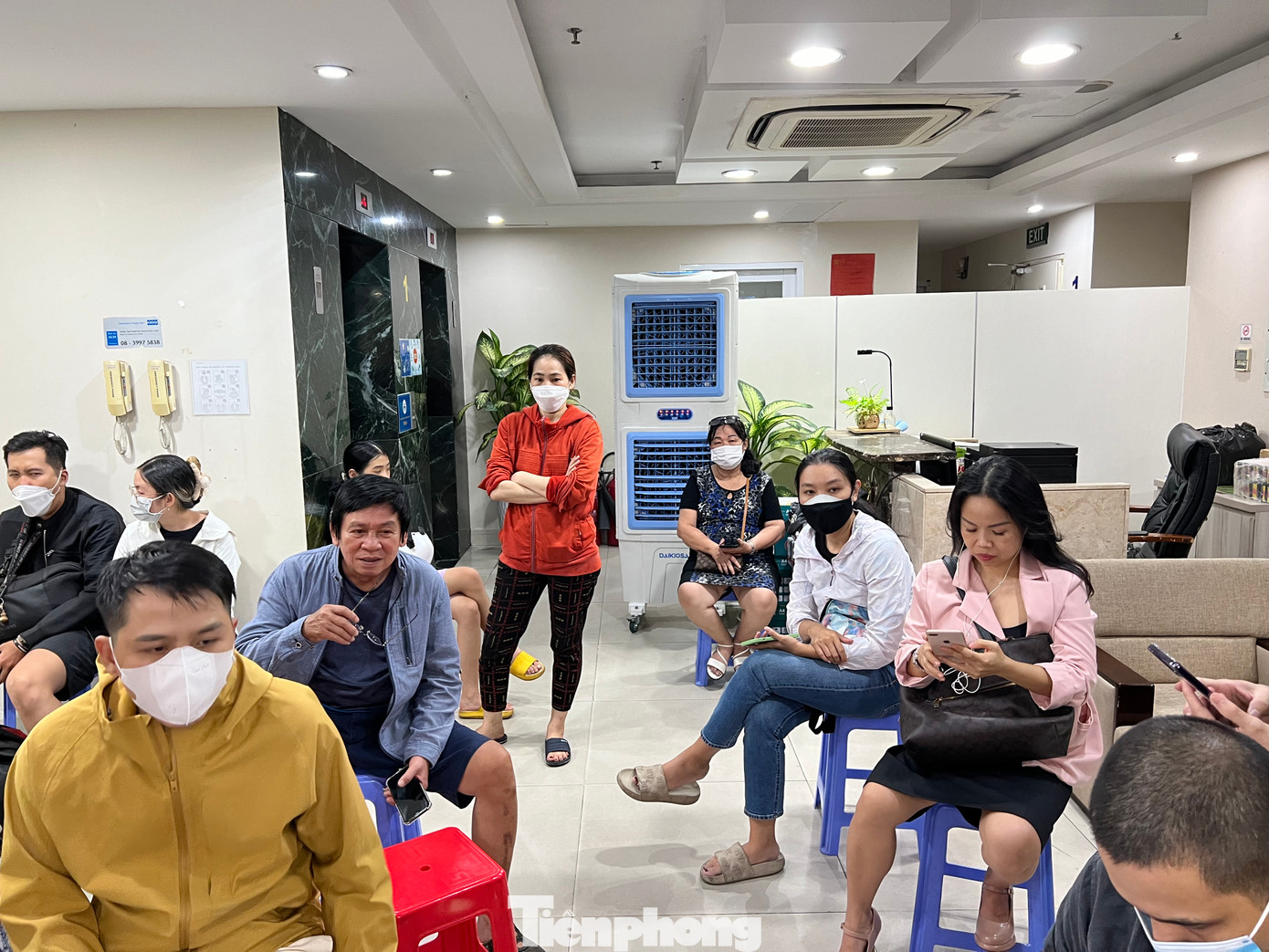 Đa số khách hàng đều chờ đợi tầm 15 - 30 phút mới được phục vụ vì lượng khách rất đông Đa số khách hàng đều chờ đợi tầm 15 - 30 phút mới được phục vụ vì lượng khách rất đông