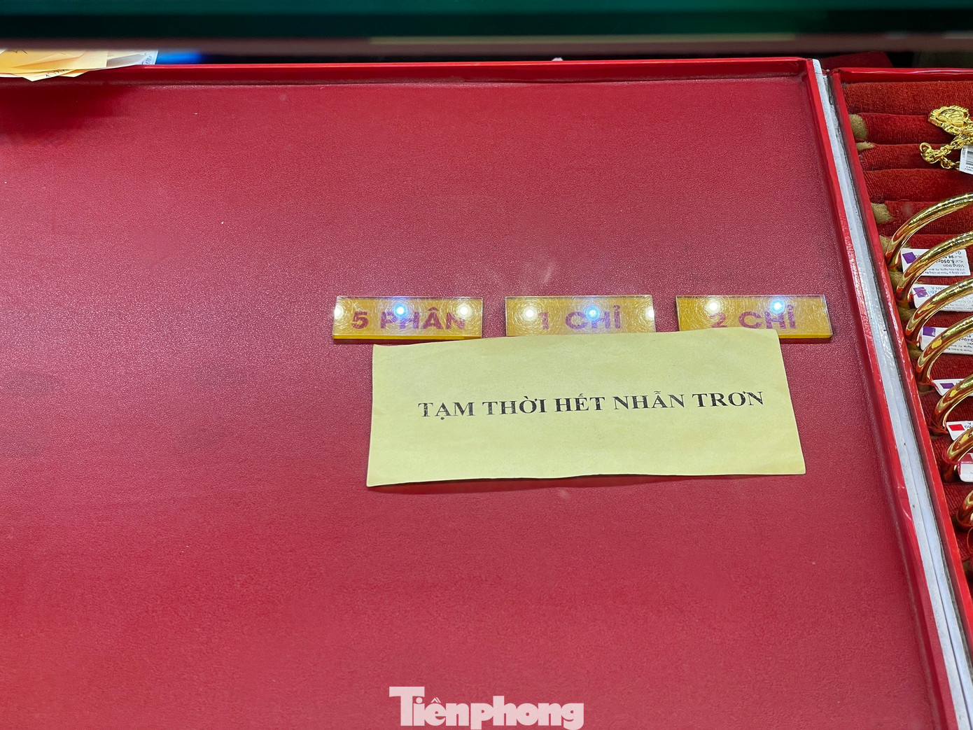 Cửa hàng đã hết nhẫn trơn, vàng miếng chỉ còn loại 1 lượng Cửa hàng đã hết nhẫn trơn, vàng miếng chỉ còn loại 1 lượng