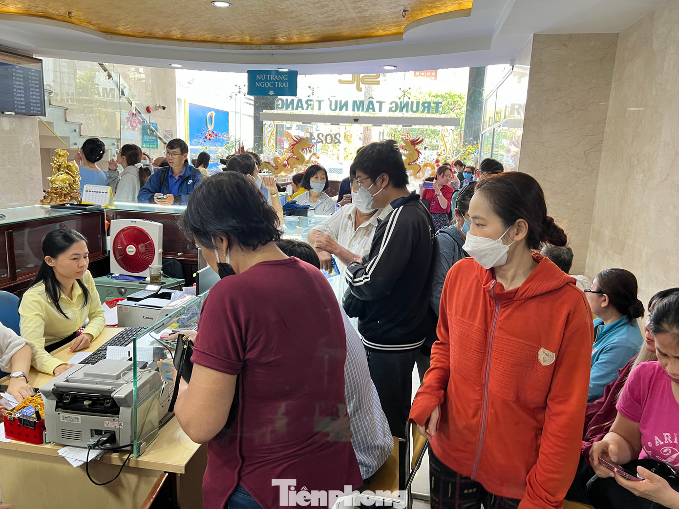 Gần như không còn chỗ trống trong cửa hàng Gần như không còn chỗ trống trong cửa hàng