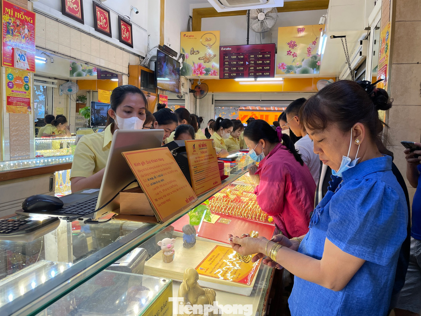 Nhiều khách hàng chọn mua nữ trang vì giá rẻ hơn vàng miếng Nhiều khách hàng chọn mua nữ trang vì giá rẻ hơn vàng miếng