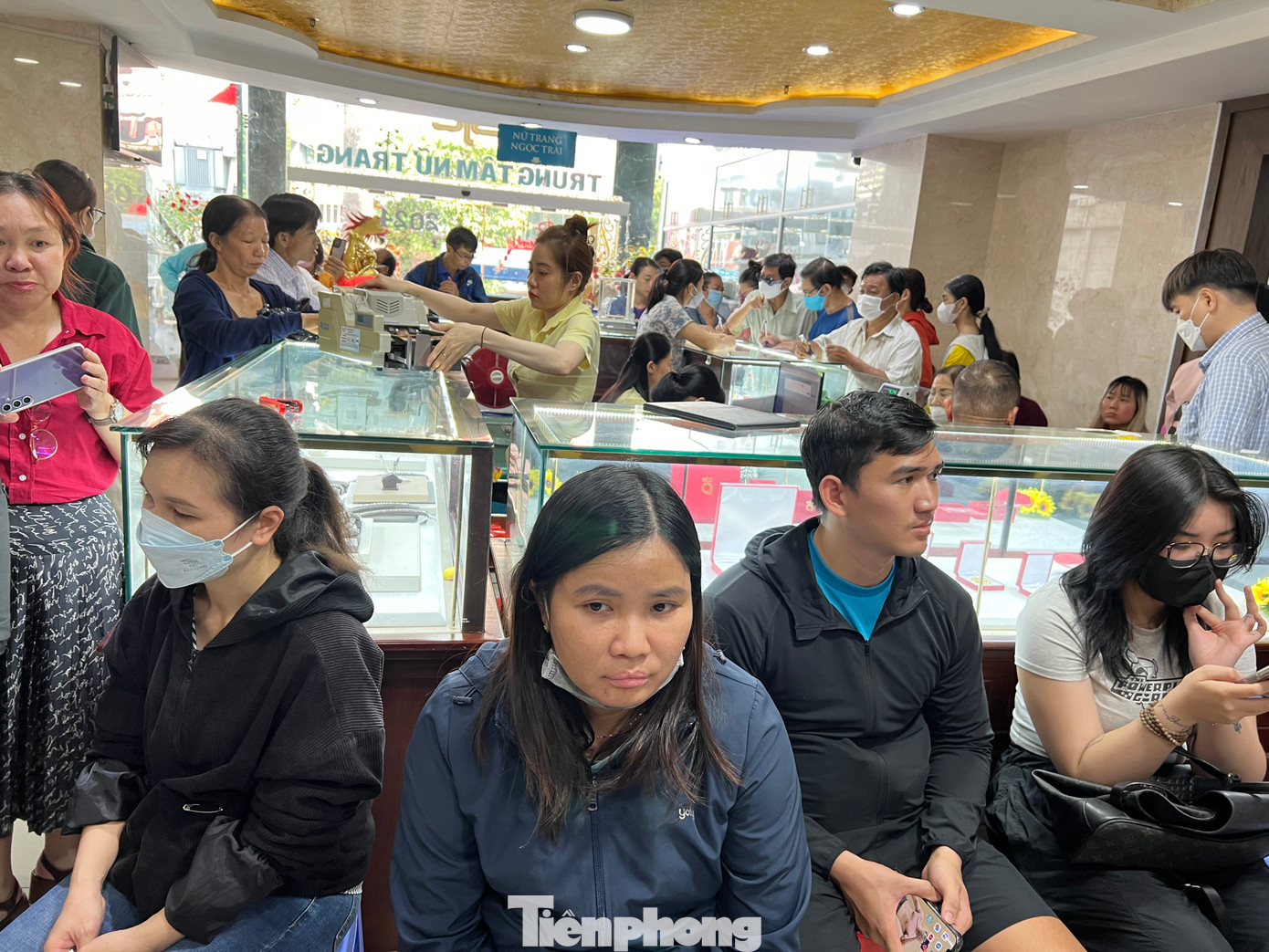 Chiều 10/5, tại trụ sở của Công ty Vàng bạc đá quý Sài Gòn (SJC) trên đường Nguyễn Thị Minh Khai (quận 3), người dân tập trung rất đông để chờ mua vàng. Chiều 10/5, tại trụ sở của Công ty Vàng bạc đá quý Sài Gòn (SJC) trên đường Nguyễn Thị Minh Khai (quận 3), người dân tập trung rất đông để chờ mua vàng.
