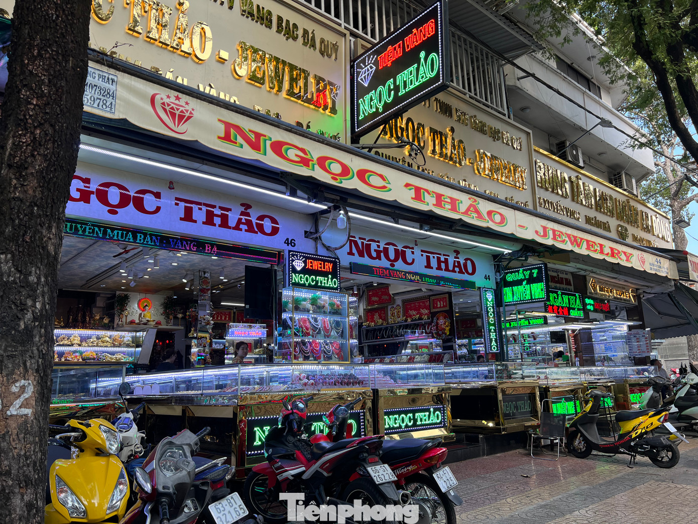 Tình trạng vắng vẻ chung của nhiều tiệm vàng ở khu chuyên doanh vàng gần Trung tâm thương mại An Đông Plaza (quận 5) Tình trạng vắng vẻ chung của nhiều tiệm vàng ở khu chuyên doanh vàng gần Trung tâm thương mại An Đông Plaza (quận 5)