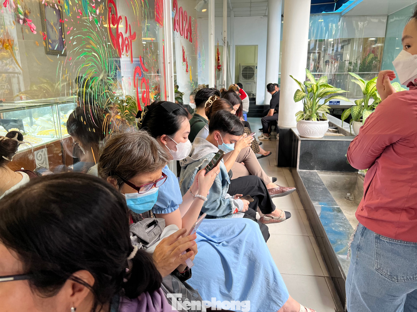 Khách ngồi bên ngoài chờ mua vàng. Theo ghi nhận của PV Tiền Phong, lượng khách đến sắm vàng tại SJC tăng nhanh trong 2 ngày vừa qua. Người mua nhiều hơn người đến bán, dù giá vàng cao chót vót và liên tục tăng. Khách ngồi bên ngoài chờ mua vàng. Theo ghi nhận của PV Tiền Phong, lượng khách đến sắm vàng tại SJC tăng nhanh trong 2 ngày vừa qua. Người mua nhiều hơn người đến bán, dù giá vàng cao chót vót và liên tục tăng.