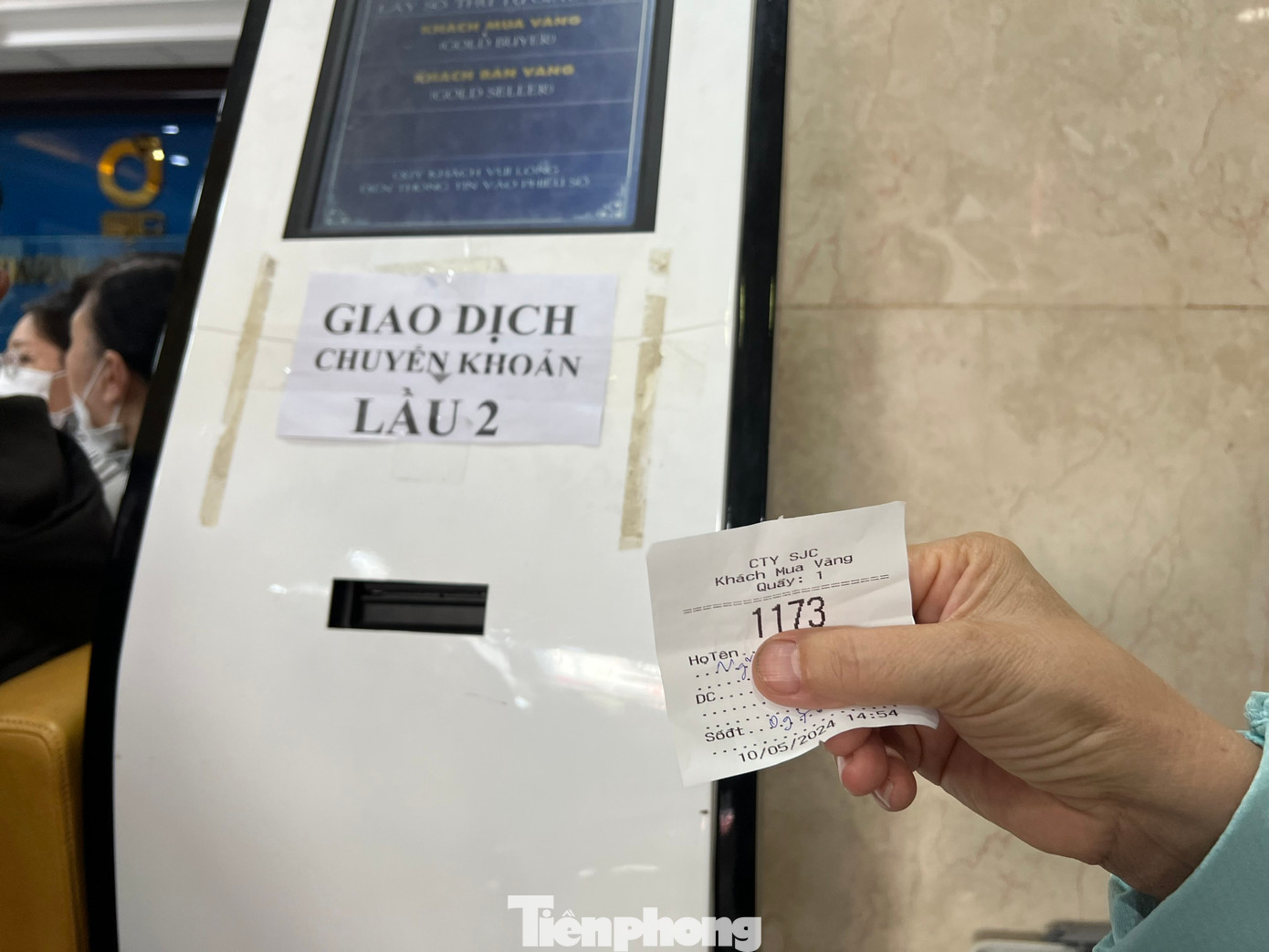 Bốc số chờ đợi để mua vàng Bốc số chờ đợi để mua vàng