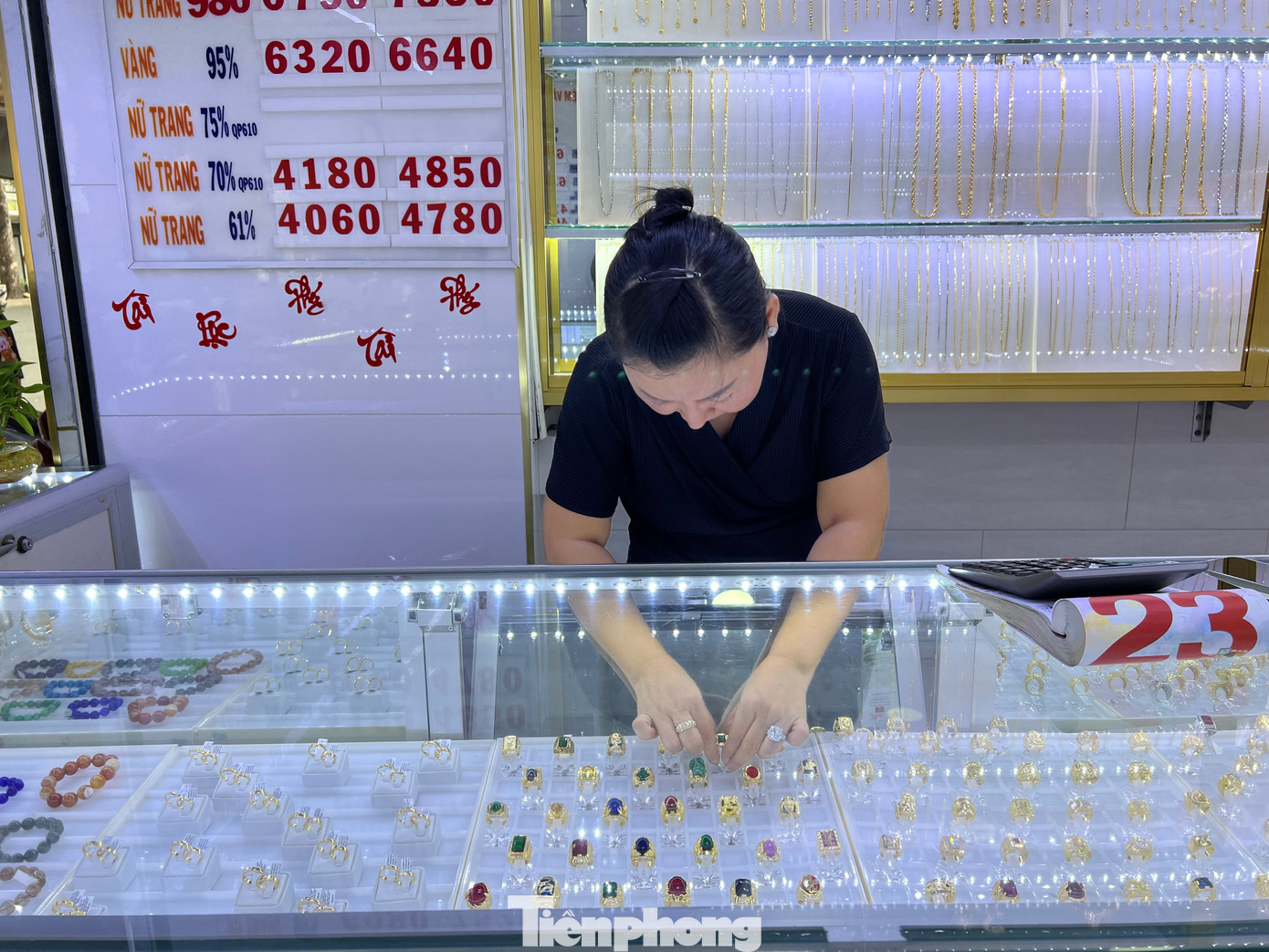 Đại diện tiệm vàng Bảo Trâm cho biết, giá vàng cao quá nên vắng khách mua. Đại diện tiệm vàng Bảo Trâm cho biết, giá vàng cao quá nên vắng khách mua.