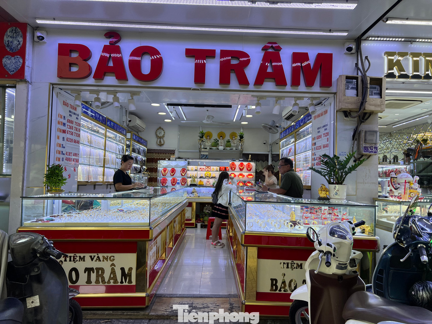 Tại Phố vàng bạc quận 5, nhiều tiệm vàng trên đường An Dương Vương (quận 5).. đìu hiu, vắng vẻ lạ thường. Tại Phố vàng bạc quận 5, nhiều tiệm vàng trên đường An Dương Vương (quận 5).. đìu hiu, vắng vẻ lạ thường.