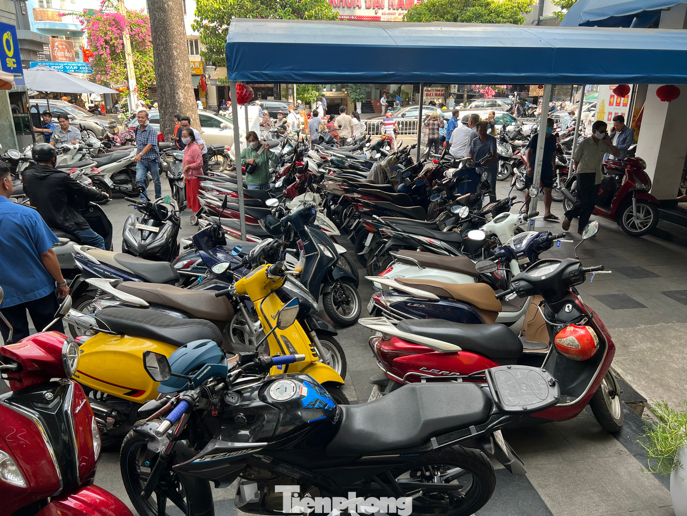 Không còn chỗ gửi xe, nhiều người muốn vào tiệm vàng phải chờ đợi ngay từ vòng này. Không còn chỗ gửi xe, nhiều người muốn vào tiệm vàng phải chờ đợi ngay từ vòng này.