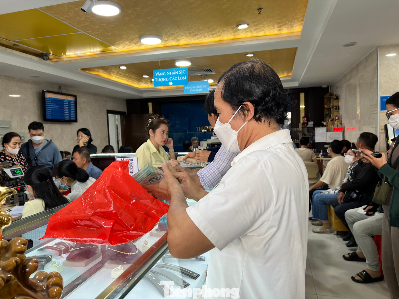 Nhiều người chuẩn bị sẵn số tiền mặt rất lớn để mua vàng. Tại Công ty SJC hôm nay, khách có thể mua vàng miếng không giới hạn số lượng. Tuy nhiên, với vàng nhẫn trơn, mỗi người chỉ được mua tối đa 3 chỉ. Nhiều người chuẩn bị sẵn số tiền mặt rất lớn để mua vàng. Tại Công ty SJC hôm nay, khách có thể mua vàng miếng không giới hạn số lượng. Tuy nhiên, với vàng nhẫn trơn, mỗi người chỉ được mua tối đa 3 chỉ.