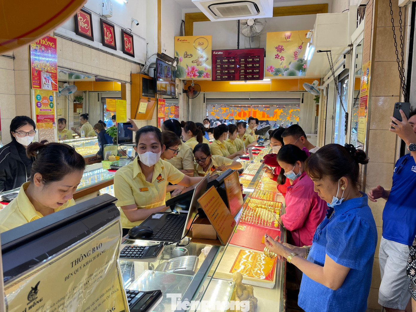 Tiệm vàng Mi Hồng (quận Bình Thạnh) cũng đông khách đến mua vàng Tiệm vàng Mi Hồng (quận Bình Thạnh) cũng đông khách đến mua vàng