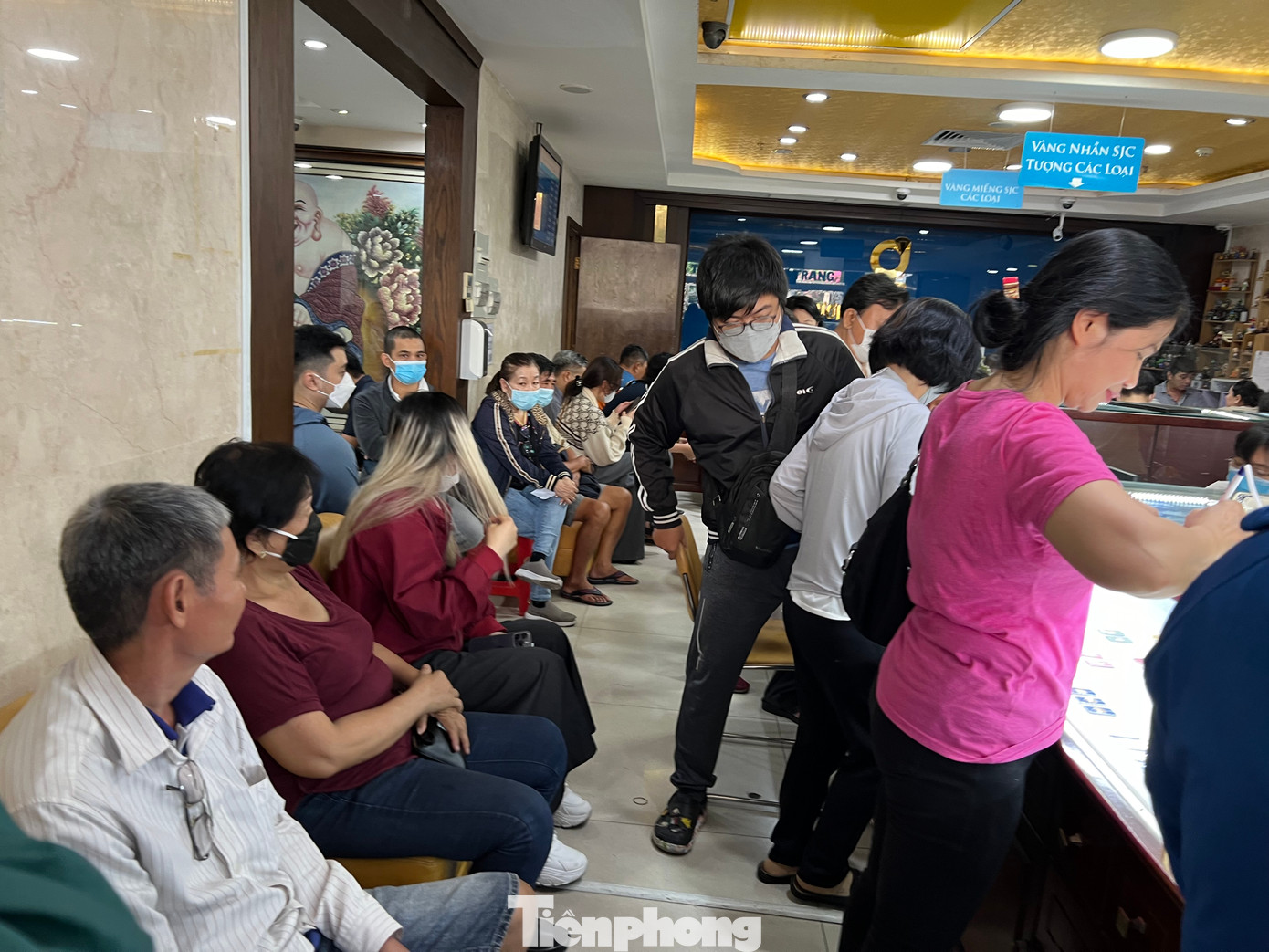 Tuy chờ đợi lâu nhưng không ai tỏ ra khó chịu. "Tôi nghĩ giá vàng sẽ còn lên nữa nên có tiền không đầu tư gì thì sắm vàng, để dành cho con cháu. Sợ rằng mai mốt giá còn lên cao nữa sẽ không mua nổi" - chị Hằng (ngụ quận 3) nói. Tuy chờ đợi lâu nhưng không ai tỏ ra khó chịu. "Tôi nghĩ giá vàng sẽ còn lên nữa nên có tiền không đầu tư gì thì sắm vàng, để dành cho con cháu. Sợ rằng mai mốt giá còn lên cao nữa sẽ không mua nổi" - chị Hằng (ngụ quận 3) nói.