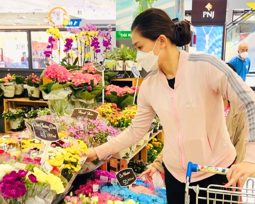 Khách vào siêu thị chọn hoa cúng Tết Đoan Ngọ